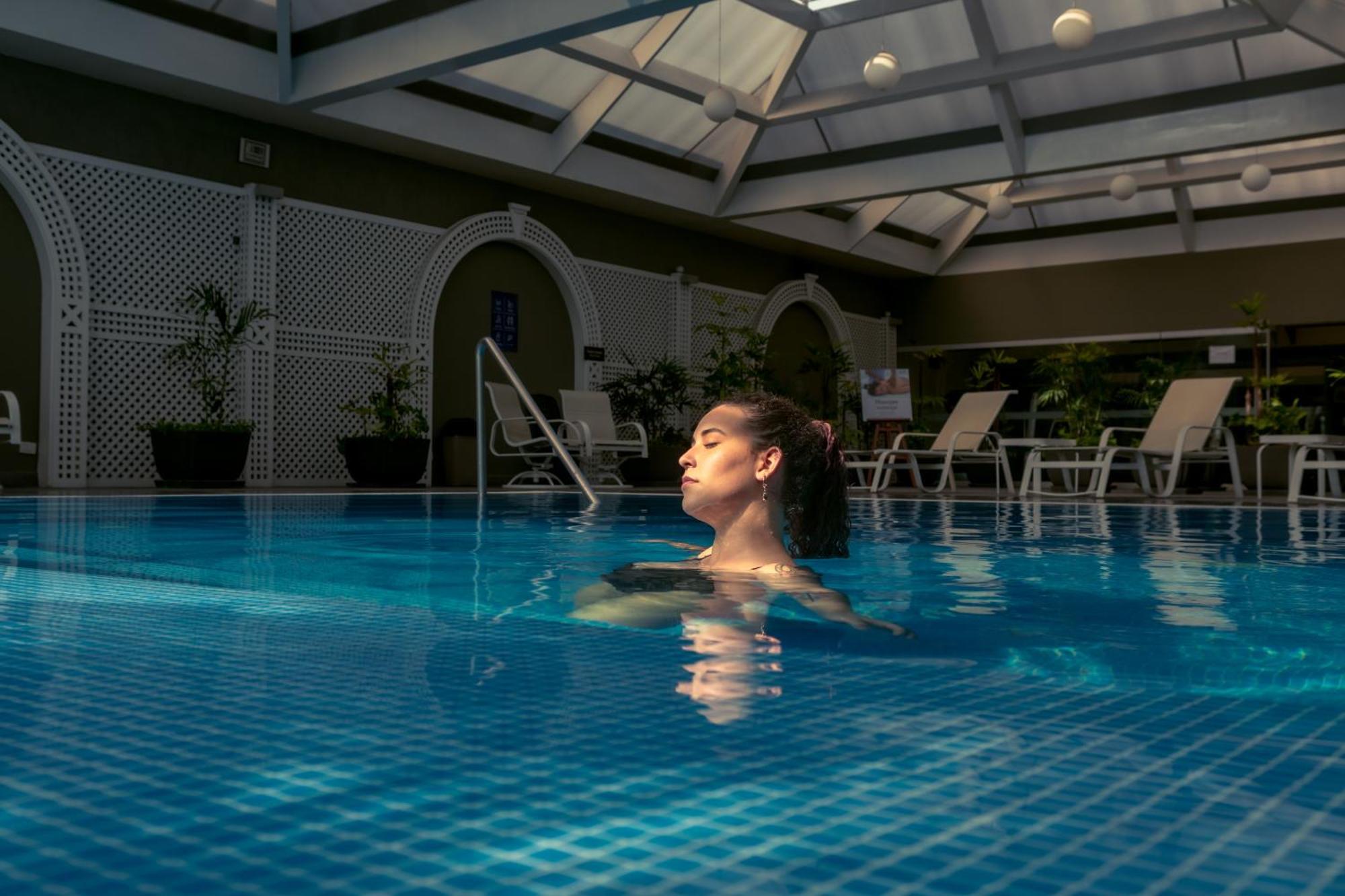 Casa Andina Premium Miraflores Лима Экстерьер фото A woman swimming in a pool