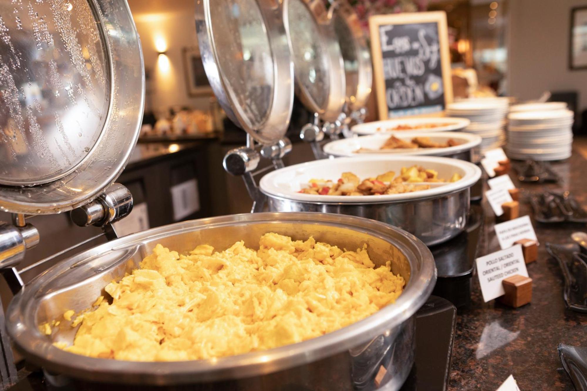Casa Andina Premium Miraflores Лима Экстерьер фото A chafing dish filled with food