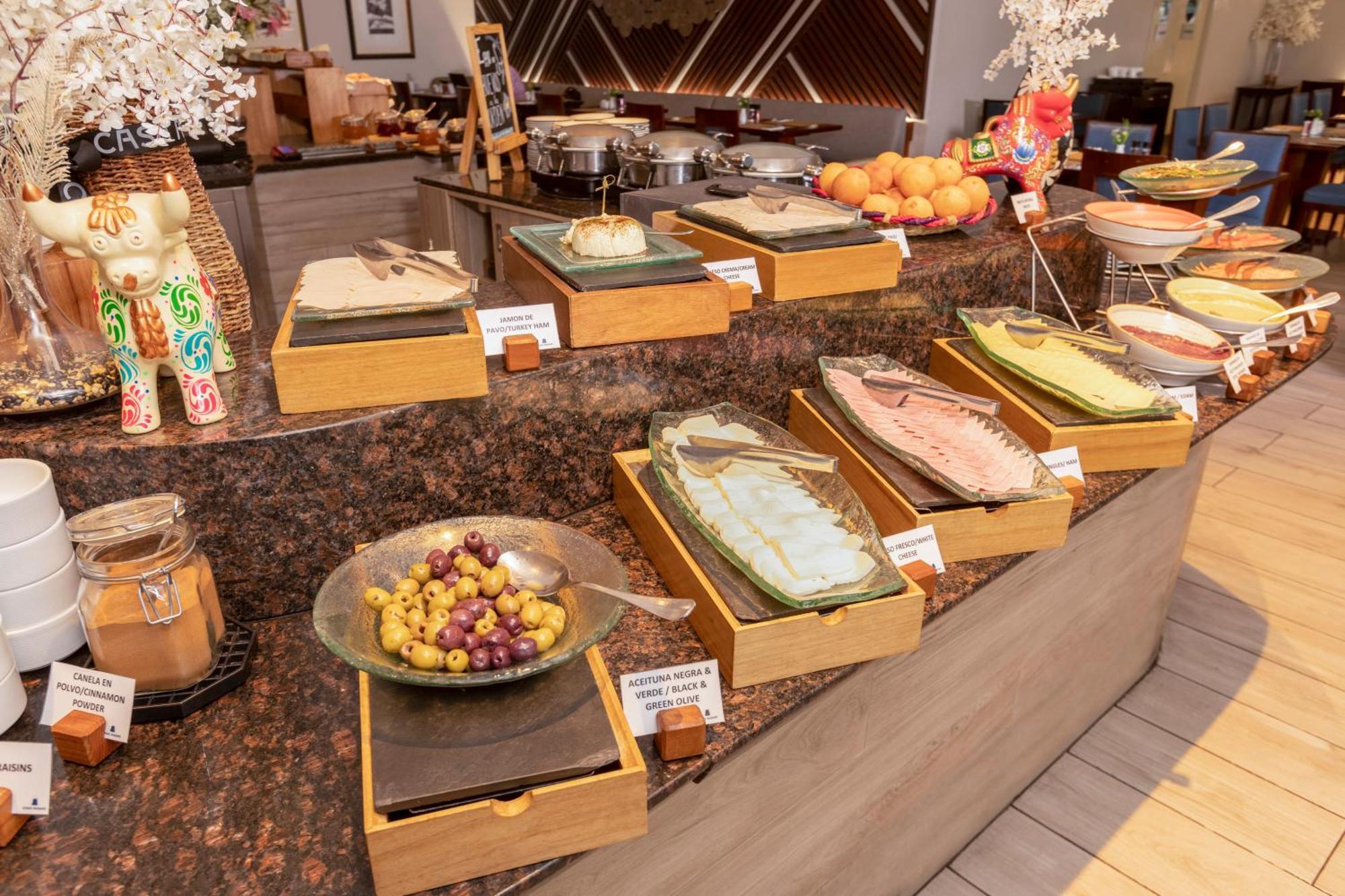 Casa Andina Premium Miraflores Лима Экстерьер фото A buffet at a hotel