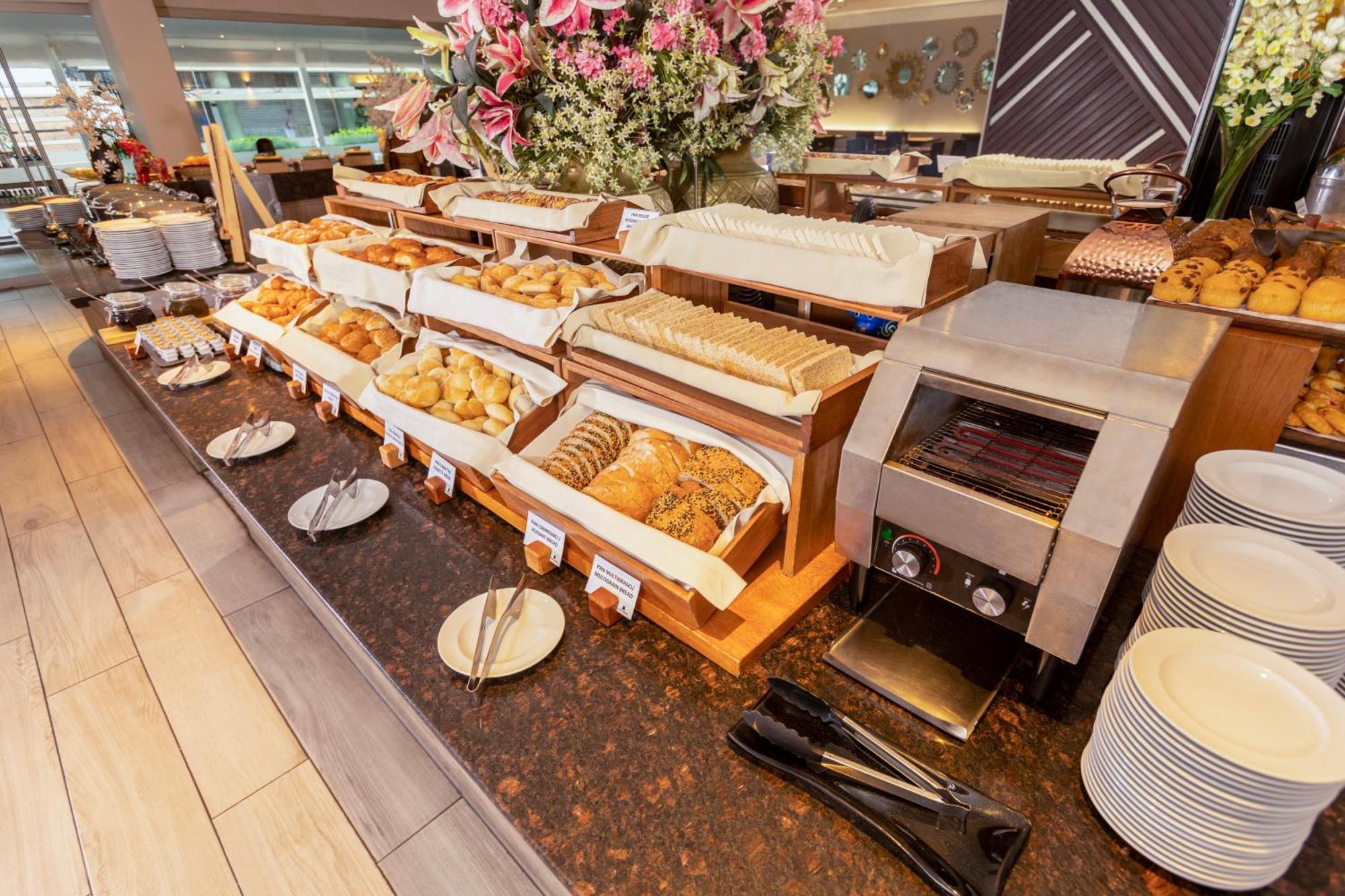 Casa Andina Premium Miraflores Лима Экстерьер фото A buffet at a hotel
