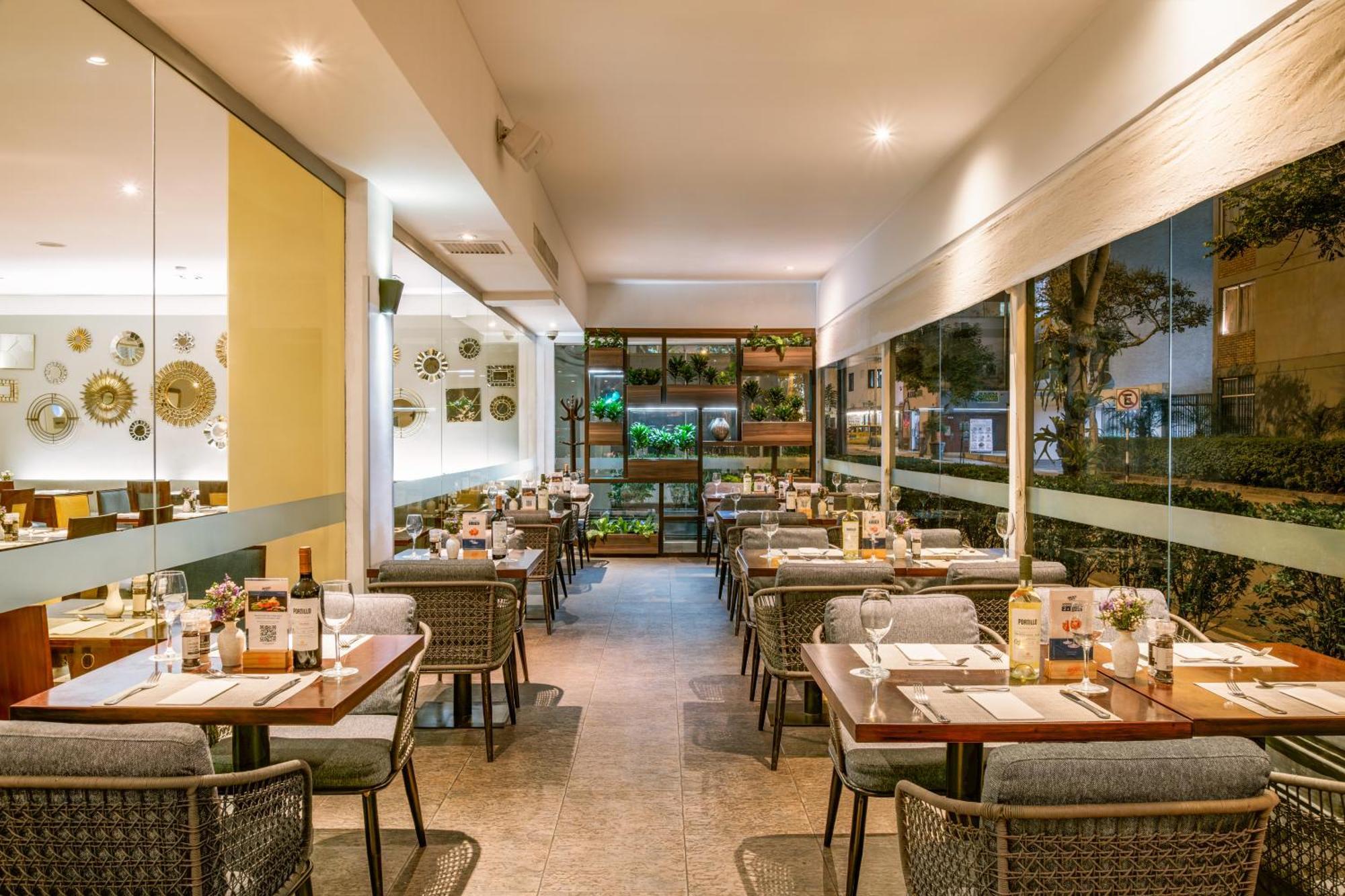 Casa Andina Premium Miraflores Лима Экстерьер фото Interior of a restaurant in the Philippines